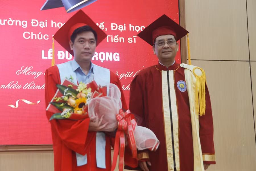 Nghiên cứu sinh Lê Đức Trọng nhận bằng tiến sĩ.