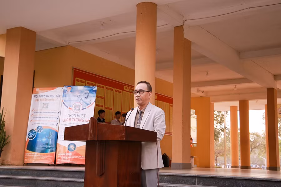 TS. Nguyễn Quang Lịch – Khoa trưởng Khoa Kỹ thuật và Công nghệ - Đại học Huế phát biểu tại buổi lễ chuyển giao phòng học STEM và triển khai chương trình đào tạo lập trình cho học sinh. TS. Nguyễn Quang Lịch – Khoa trưởng Khoa Kỹ thuật và Công nghệ - Đại học Huế phát biểu tại buổi lễ chuyển giao phòng học STEM và triển khai chương trình đào tạo lập trình cho học sinh.