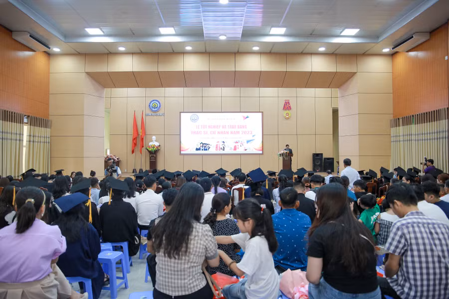 Các khách mời, đại biểu và hàng trăm tân cử nhân, thạc sĩ cùng người thân tham dự Lễ tốt nghiệp và trao bằng thạc sĩ, cử nhân.