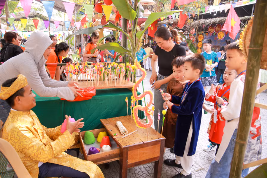 Tham quan và mua tò he tại Gian hàng nghề thủ công truyền thống.