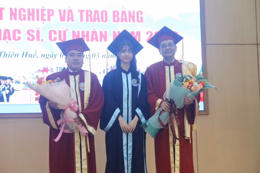 Sinh viên nhà trường tặng hoa chúc mừng Ban Giám hiệu cảm ơn các thầy cô đã giúp đỡ trong quãng đời học tập.
