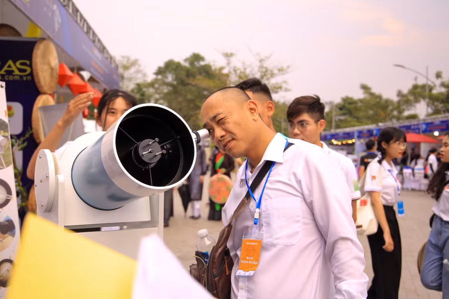 Ban Giám khảo trải nghiệm sản phẩm của sinh viên trường ĐH Tây Nguyên với ý tưởng Thiết kế, sản xuất kính thiên văn phục vụ các trường học.