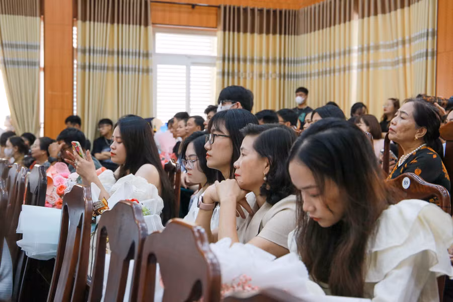 Đông đảo người thân đến chúc mừng các tân thạc sĩ, tân cử nhân.