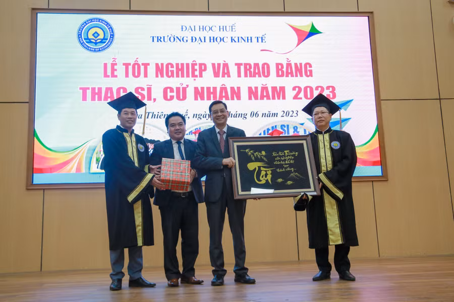 Đại diện các tân thạc sĩ tặng quà lưu niệm cho Trường ĐH Kinh tế, ĐH Huế.