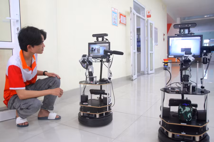 Các robot thông minh được quan tâm và chú ý. (Ảnh: Đại Dương).