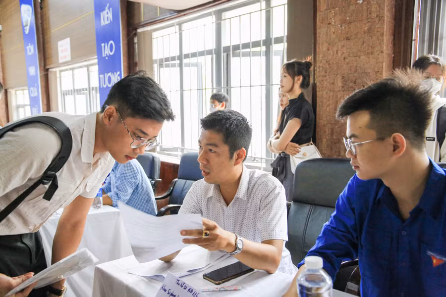 Tình nguyện viên cũng như cán bộ, giảng viên của Trường ĐH Sư phạm, ĐH Huế nhiệt tình hỗ trợ cho các tân sinh viên khi làm thủ tục nhập học.
