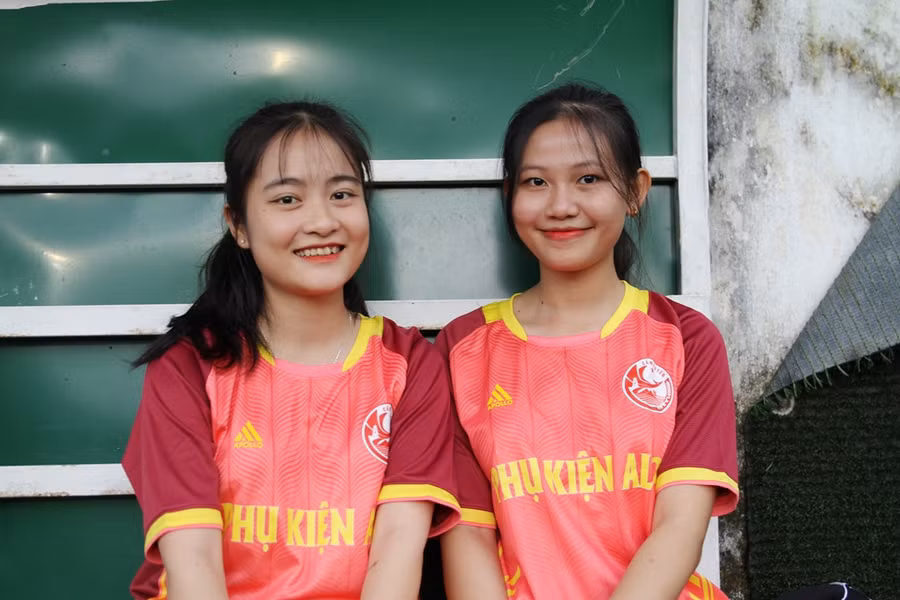 2 cổ động viên nữ xinh tươi. (Ảnh: Đại Dương)