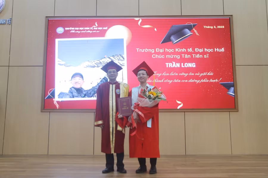 Trao bằng tiến sĩ cho nghiên cứu sinh Trần Long.