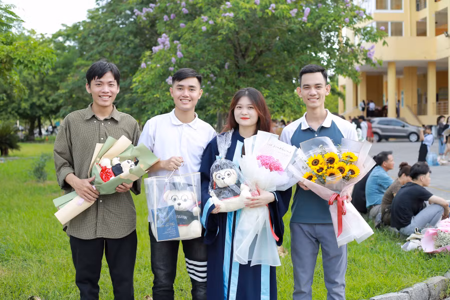 Người thân, bạn bè tặng hoa, gấu chúc mừng tân cử nhân Trường ĐH Kinh tế, ĐH Huế.