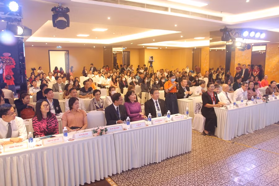 Các đại biểu nhiều quốc gia về tham dự Hội nghị “Tăng cường hợp tác liên ngành về giáo dục và nghiên cứu để giải quyết các vấn đề sức khỏe cộng đồng ưu tiên trong thời đại mới”.