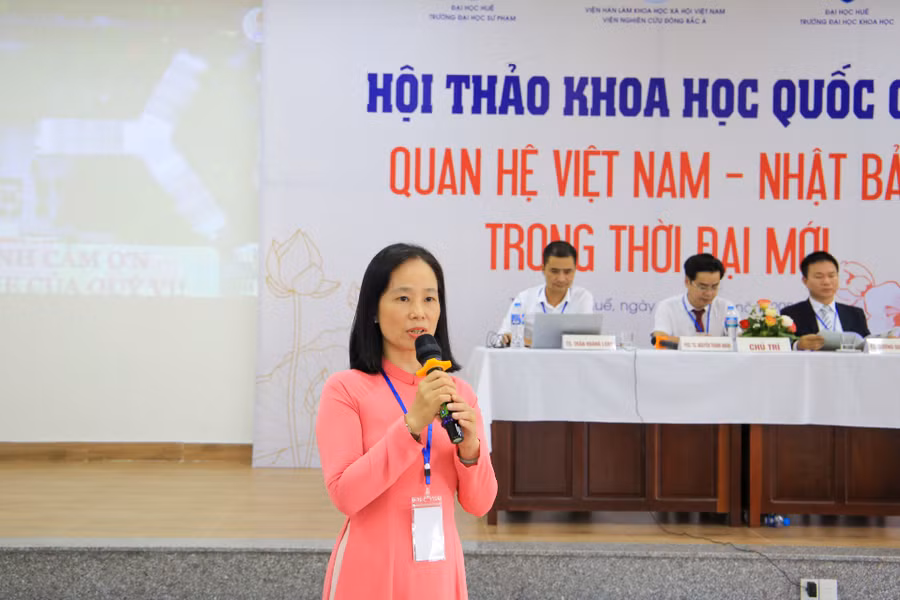 PGS.TS Bùi Thị Thảo, Khoa Lịch sử - Trường ĐH Sư phạm trao đổi tại Hội thảo một số vấn đề về mối quan hệ giữa Việt Nam và Nhật Bản trong thời đại mới. PGS.TS Bùi Thị Thảo, Khoa Lịch sử - Trường ĐH Sư phạm trao đổi tại Hội thảo một số vấn đề về mối quan hệ giữa Việt Nam và Nhật Bản trong thời đại mới.