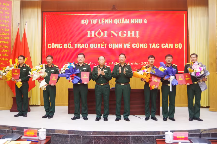 Các cán bộ nhận hoa và quyết định mới. (Ảnh: Mạnh Hùng).