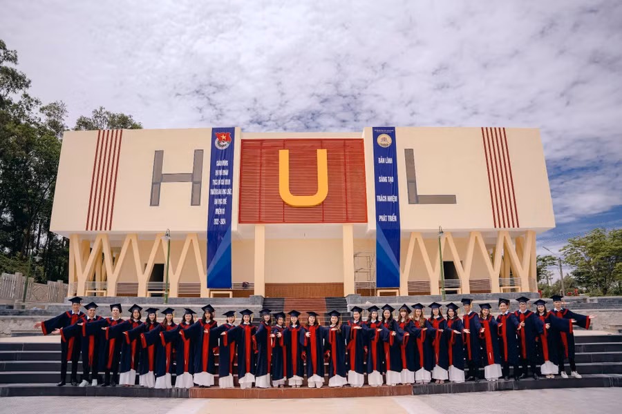 Năm 2022, điểm chuẩn vào Trường Đại học Luật, Đại học Huế là 19 điểm ở cả hai Ngành Luật và Luật kinh tế.