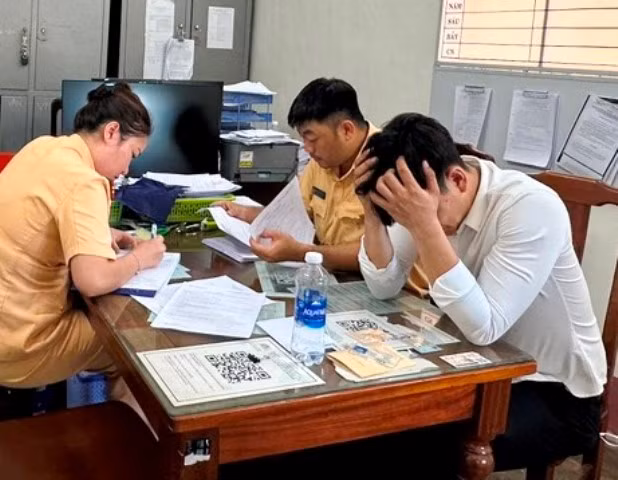 Tài xế Lê Quang Huy (áo trắng) làm việc tại Đội CSGT TP Huế. (Ảnh: Đại Dương).