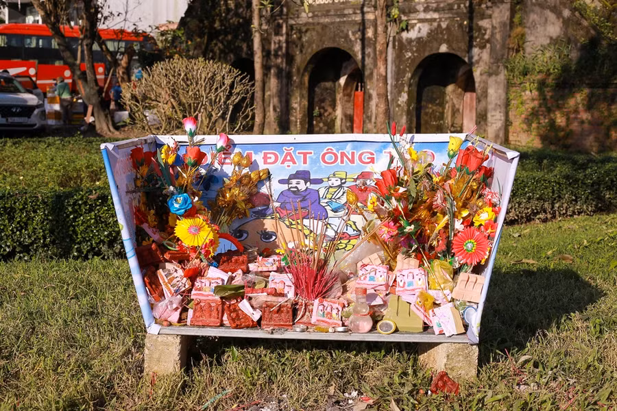 Các khung đặt tượng ông Táo được bố trí trên nhiều tuyến đường tại phường Kim Long. (Ảnh: Hoàng Hải).