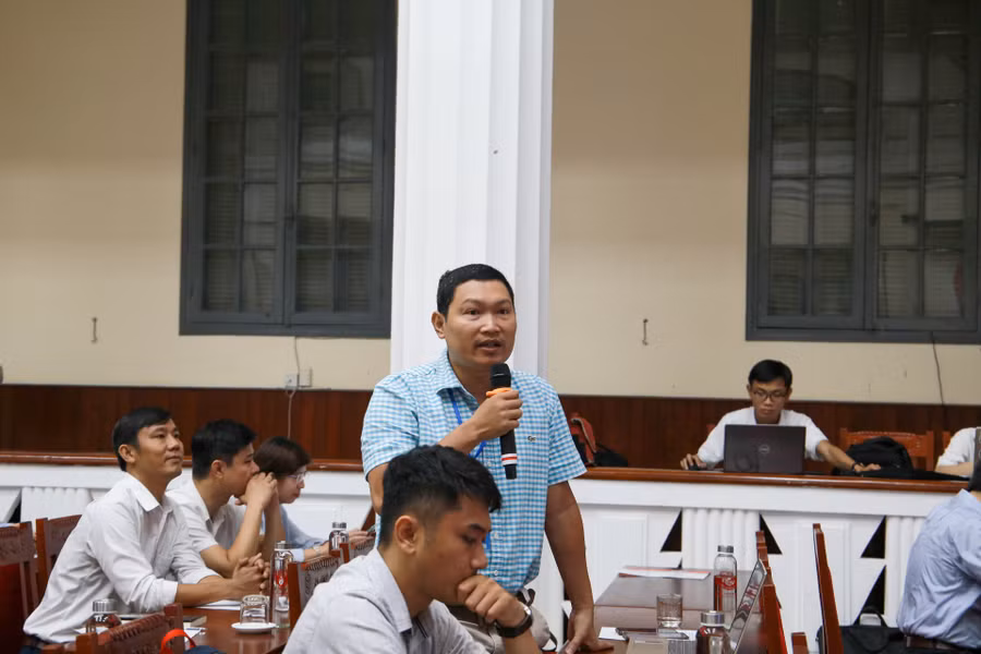 Các nhà khoa học giới thiệu các sản phẩm khoa học và công nghệ và trao đổi tại hội nghị.