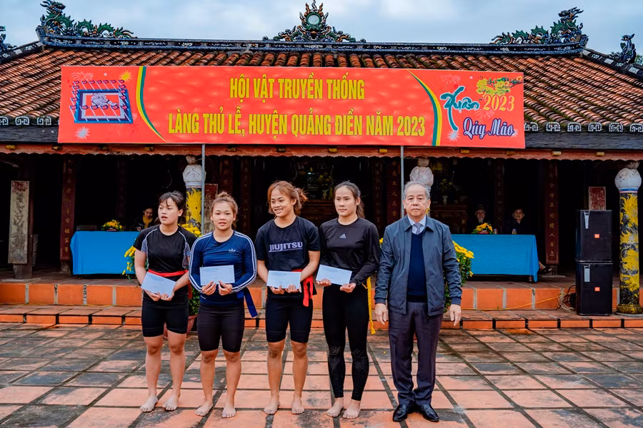 Ông Phan Ngọc Thọ, Phó Bí thư thường trực Tỉnh ủy Thừa Thiên - Huế trao giải cho các đô vật nữ.