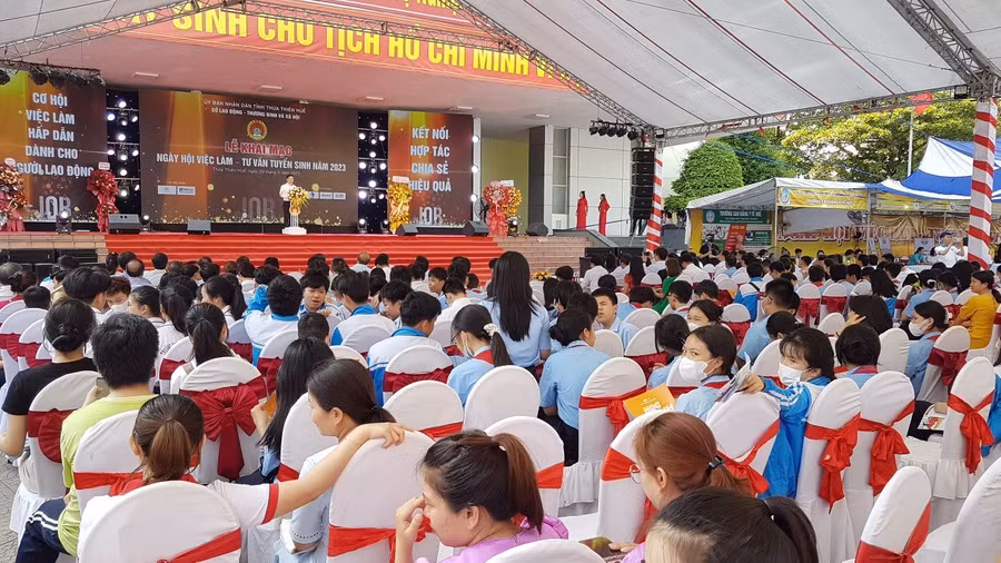 Khai mạc Ngày hội Việc làm - Tư vấn tuyển sinh tỉnh Thừa Thiên - Huế năm 2023. (Ảnh: Đại Dương). Khai mạc Ngày hội Việc làm - Tư vấn tuyển sinh tỉnh Thừa Thiên - Huế năm 2023. (Ảnh: Đại Dương).