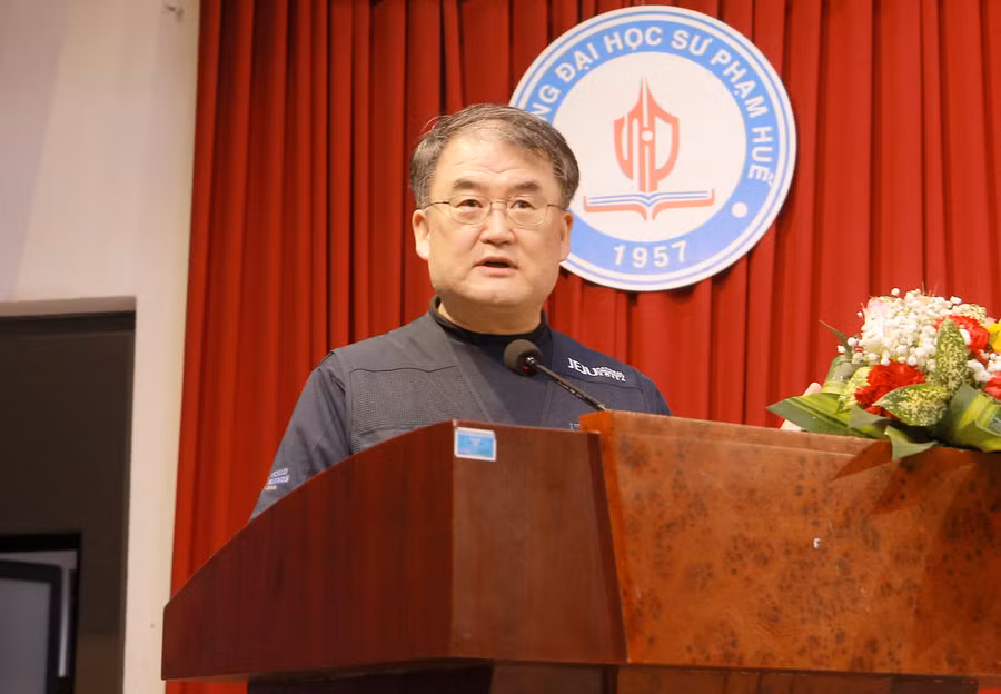 GS. Sangcheol Kwon – đại diện đoàn thực tập ĐH Sư phạm trực thuộc Đại học Quốc gia Jeju - Hàn Quốc phát biểu tại tiết chào cờ. GS. Sangcheol Kwon – đại diện đoàn thực tập ĐH Sư phạm trực thuộc Đại học Quốc gia Jeju - Hàn Quốc phát biểu tại tiết chào cờ.