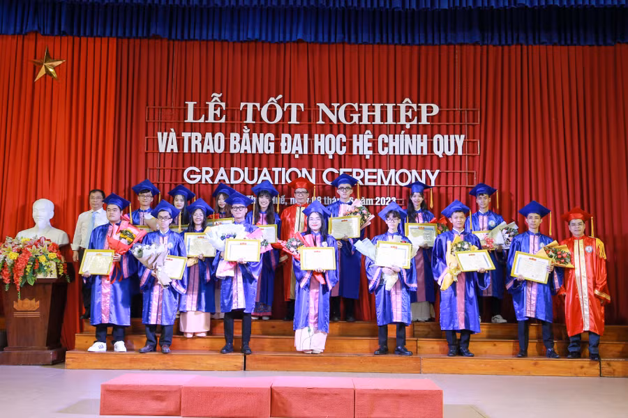 Trao giấy khen, bằng tốt nghiệp và tặng hoa chúc mừng cho các thủ khoa Ngành.