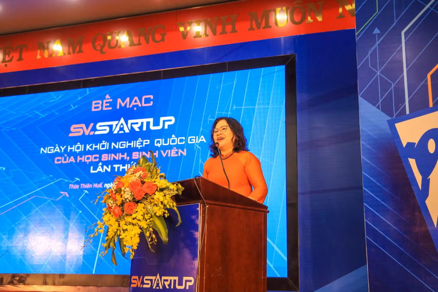 Thứ trưởng Bộ GD&amp;ĐT Ngô Thị Minh phát biểu tổng kết tại Lễ lế mạc và phát động Ngày hội khởi nghiệp Quốc gia lần thứ VI năm 2024.