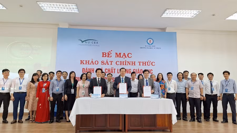 Đại diện các bên ký biên bản hoàn thành đợt khảo sát chính thức phục vụ đánh giá chất lượng giáo dục chu kỳ 2. (Ảnh: Đại Dương) Đại diện các bên ký biên bản hoàn thành đợt khảo sát chính thức phục vụ đánh giá chất lượng giáo dục chu kỳ 2. (Ảnh: Đại Dương)