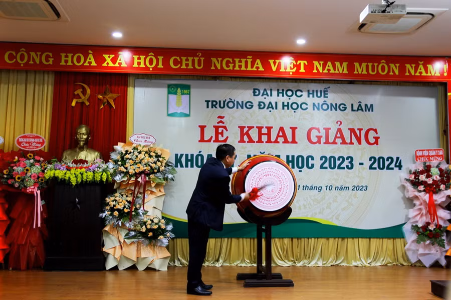 PGS.TS Trần Thanh Đức, Hiệu trưởng nhà Trường đánh trống khai giảng năm học mới. PGS.TS Trần Thanh Đức, Hiệu trưởng nhà Trường đánh trống khai giảng năm học mới.