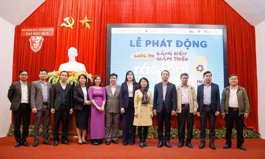 Các đại biểu, khách mời chụp hình lưu niệm.