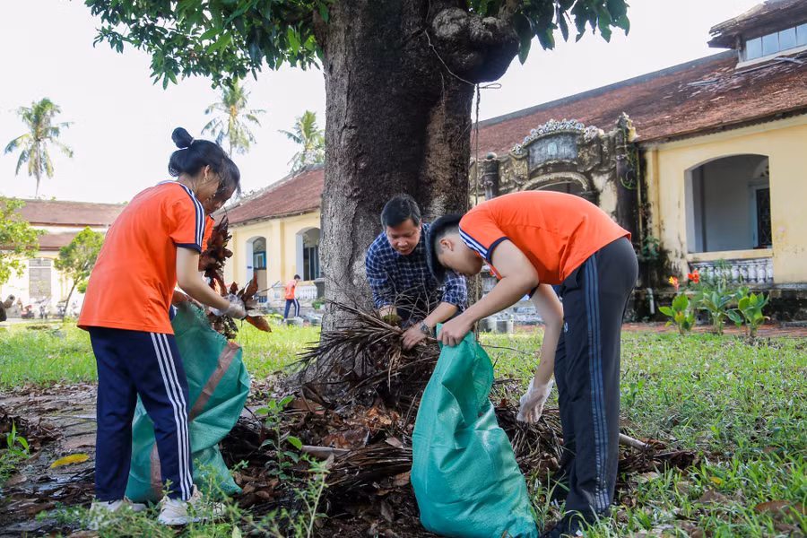 Ông Nguyễn Tân – Giám đốc Sở GD&ĐT tỉnh Thừa Thiên – Huế cùng học sinh tham gia dọn dẹp tại Di Luân Đường. Ông Nguyễn Tân – Giám đốc Sở GD&ĐT tỉnh Thừa Thiên – Huế cùng học sinh tham gia dọn dẹp tại Di Luân Đường.