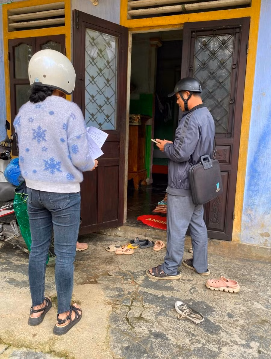 Một số trường hợp hẹn đến nhà nhưng không gặp nên các cán bộ phải chờ.