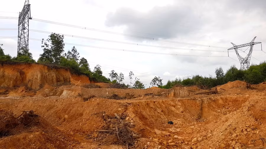 Nhiều hầm hố tại khu vực đồi bị "đất tặc" lấy đất dưới chân đường dây điện cao thế.