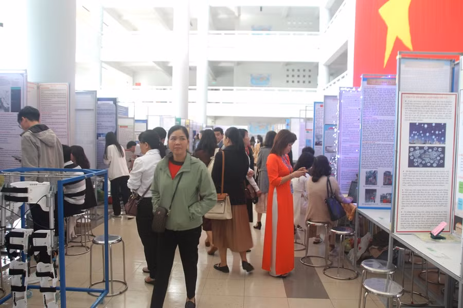 104 đề tài thuộc 5 nhóm lĩnh vực với tổng số học sinh dự thi là 195.