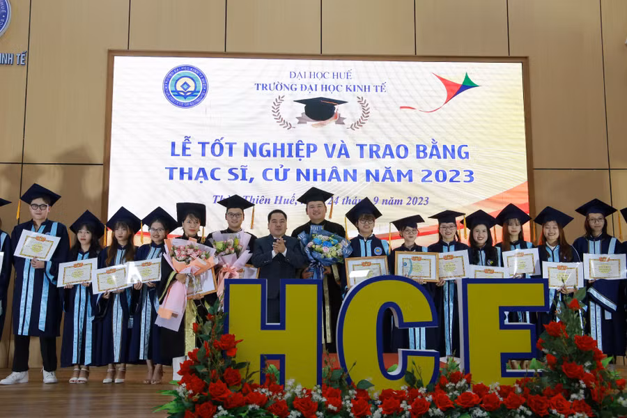 Tuyên dương thạc sĩ, cử nhân vì đã có nhiều thành tích xuất sắc trong học tập và phong trào lớp.