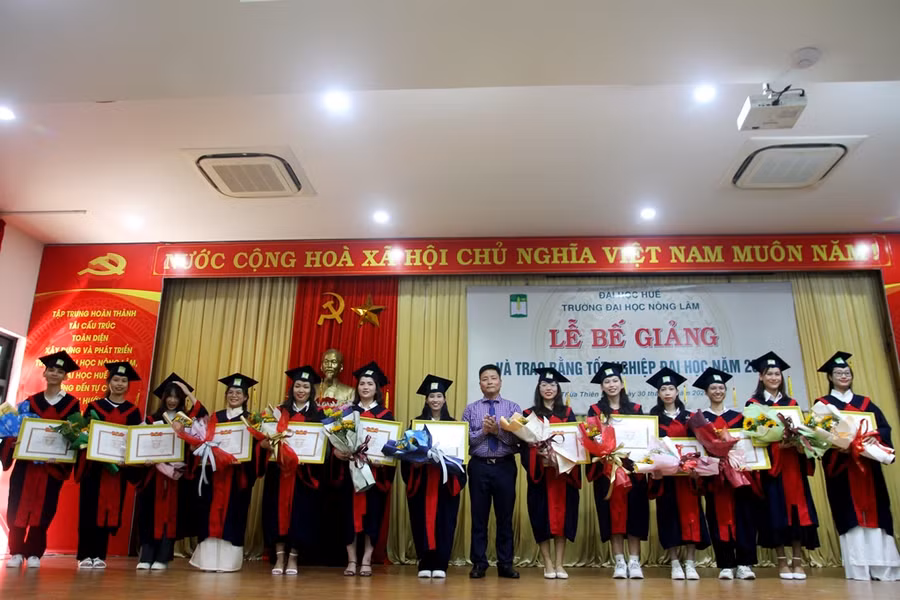 Tặng hoa và bằng khen cho các SV tốt nghiệp xuất sắc. (Ảnh: Đại Dương). Tặng hoa và bằng khen cho các SV tốt nghiệp xuất sắc. (Ảnh: Đại Dương).