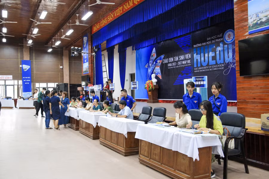 Các bàn nhận hồ sơ nhập học được bố trí tại một khu vực để rút ngắn thời gian và tạo thuận lợi cho tân sinh viên khi làm thủ tục.