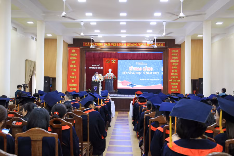 Tổng cộng có 222 tiến sĩ, thạc sĩ được cấp bằng trong đợt tốt nghiệp tháng 7/2023.