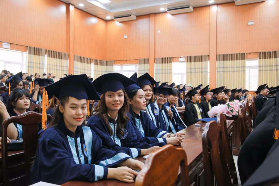 Các tân cử nhân hào hứng, vui vẻ trong buổi lễ tốt nghiệp.