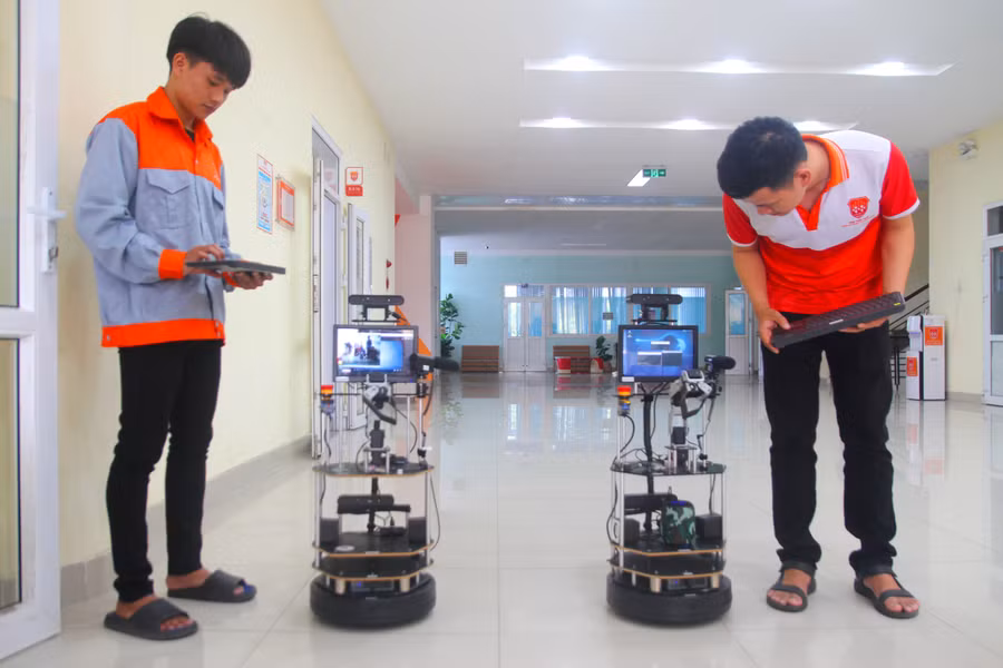 Các sinh viên Khoa Kỹ thuật và Công nghệ - Đại học Huế điều khiển các thiết bị thông minh tại Ngày hội trí tuệ nhân tạo. (Ảnh: Đại Dương).