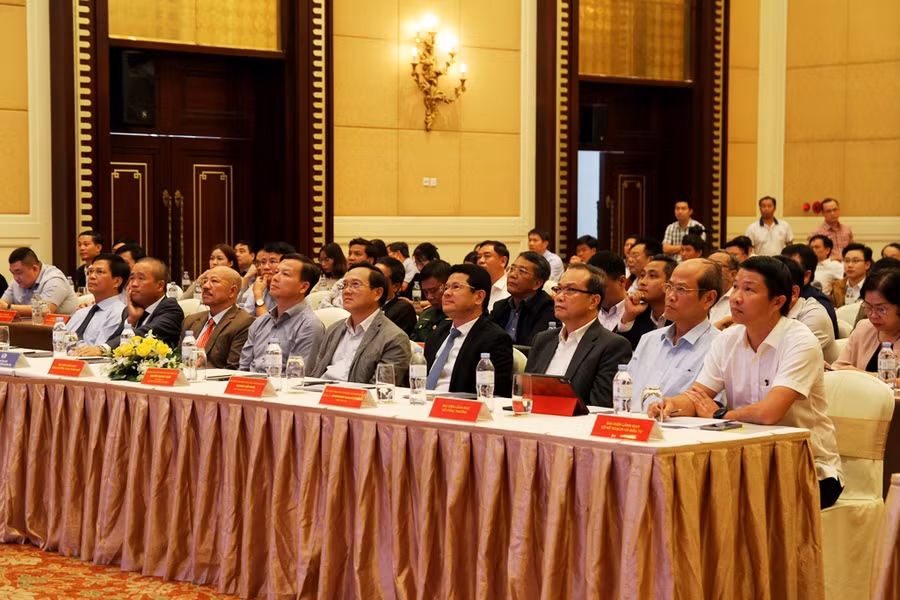 Các lãnh đạo, đại biểu cùng hơn 30 doanh nghiệp, đại lý, hãng tàu có lượng hàng lớn qua cảng Chân Mây tham dự.