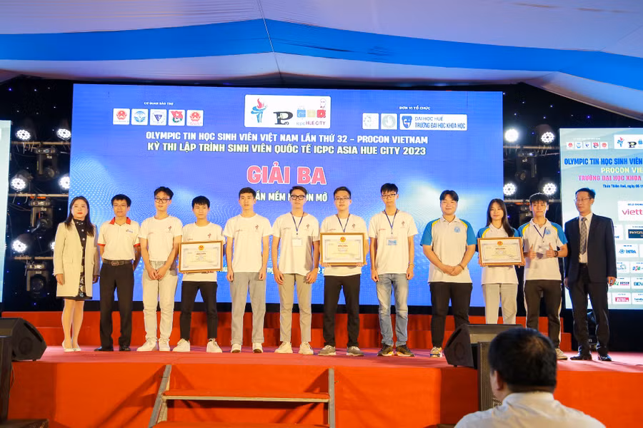 Các đội thi đạt giải Ba của cuộc thi phần mềm nguồn mở. Các đội thi đạt giải Ba của cuộc thi phần mềm nguồn mở.