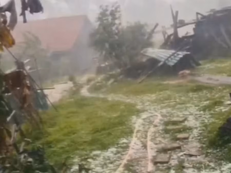 Mưa đá kèm gió lớn tại xã Hương Phong, huyện A Lưới.