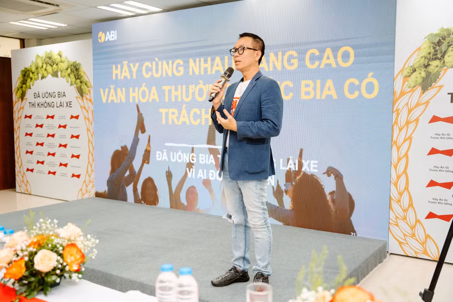Ông Trương Văn Toàn – Giám đốc pháp lý đối ngoại và truyền thông của AB InBev chia sẻ về chương trình "Đã uống bia thì không lái xe". Ông Trương Văn Toàn – Giám đốc pháp lý đối ngoại và truyền thông của AB InBev chia sẻ về chương trình "Đã uống bia thì không lái xe".