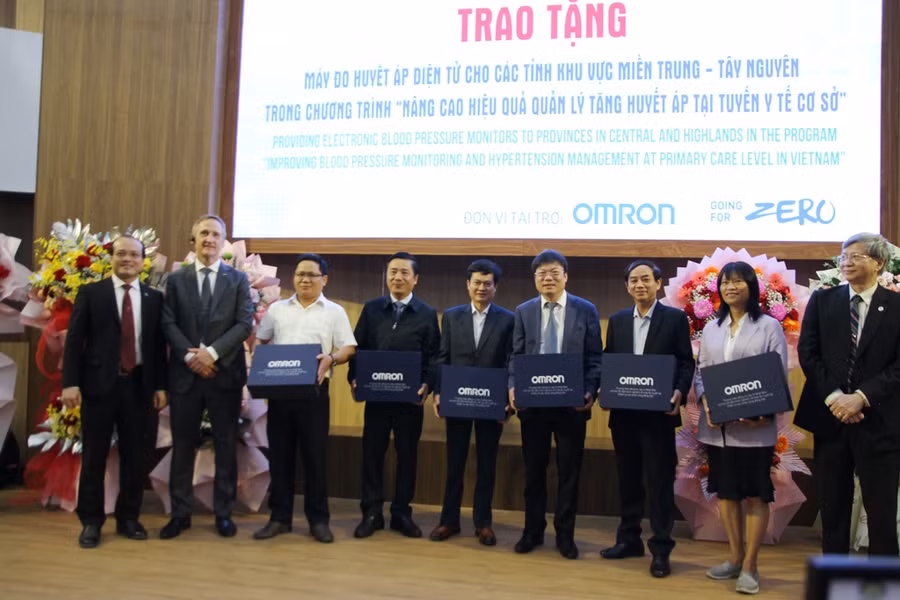 Trao tặng các Trạm Y tế khu vực miền Trung &amp; Tây Nguyên 1.000 máy đo huyết áp điện tử để tăng cường chất lượng chăm sóc ban đầu theo nguyên lý Y học gia đình. (Ảnh: Đại Dương)