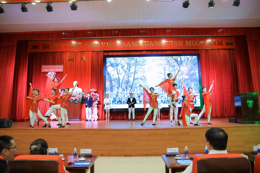 Văn nghệ chào mừng. Văn nghệ chào mừng.