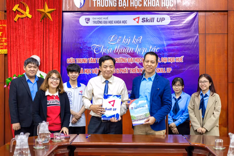Nhiều chương trình về các khóa đào tạo kỹ năng về tin học chuẩn quốc tế sẽ được tiến hành tại Trường Đại học Khoa học, Đại học Huế. Nhiều chương trình về các khóa đào tạo kỹ năng về tin học chuẩn quốc tế sẽ được tiến hành tại Trường Đại học Khoa học, Đại học Huế.