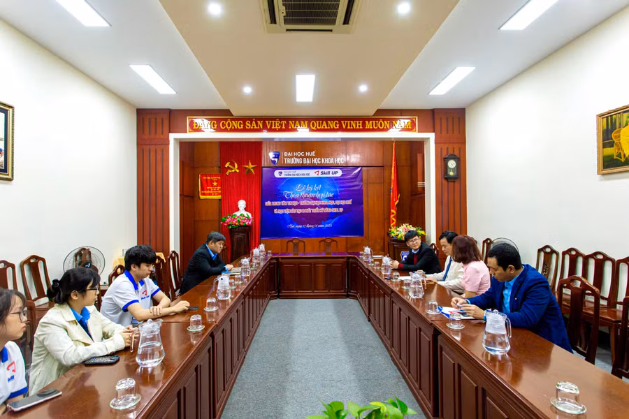 Lễ ký kết biên bản thỏa thuận hợp tác về việc triển khai đào tạo Tin học văn phòng theo chuẩn quốc tế của Microsoft tại Trường Đại học Khoa học, Đại học Huế. Lễ ký kết biên bản thỏa thuận hợp tác về việc triển khai đào tạo Tin học văn phòng theo chuẩn quốc tế của Microsoft tại Trường Đại học Khoa học, Đại học Huế.