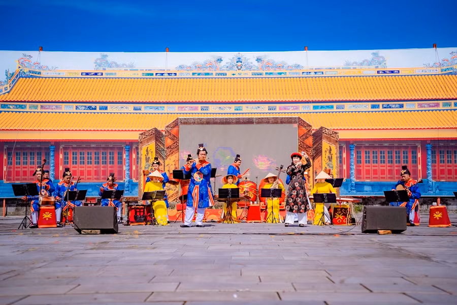Biểu diễn Nhã nhạc Cung đình Huế. Biểu diễn Nhã nhạc Cung đình Huế.