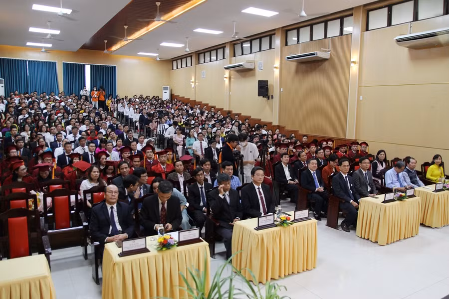 Lễ tốt nghiệp và trao bằng Chuyên khoa cấp I, khoá 2021-2023 tại Trường ĐH Y - Dược, ĐH Huế.