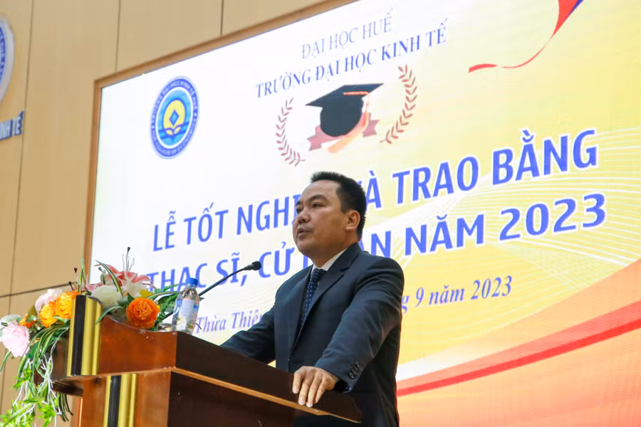 PGS.TS Trương Tấn Quân – Hiệu trưởng Trường ĐH Kinh tế, ĐH Huế phát biểu tại buổi lễ.