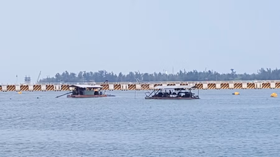 Xà lan hút cát khơi thông luồng lạch ở Dự án Cảng Thuận An đang hoạt động liên tục.